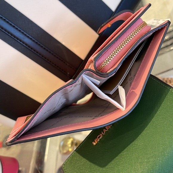 MICHAEL KORS
Medium Jet Set Travel Crossgrain Leather Bifold Zip Wallet
Carnatio - Picture 15 of 16